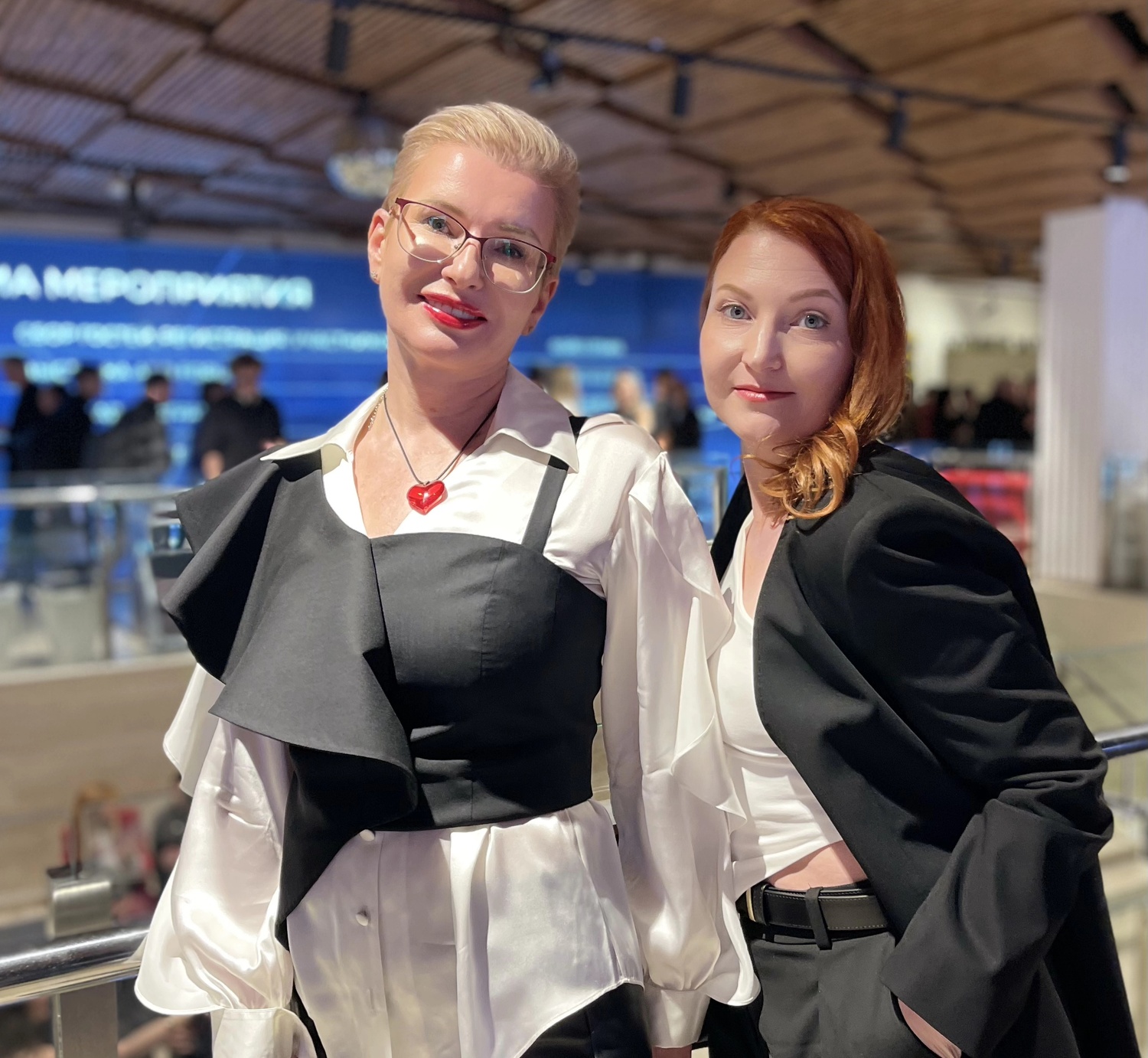 Жизнь полна сюрпризов, и, к счастью, приятных сюрпризов в ней больше. Мы вместе работали над одним проектом, и за время нашего сотрудничества и сотворчества убедились, что мы отличная команда со схожими взглядами на мир, общей страстью к красоте и элегантности, дотошные, внимательные к деталям, предусмотрительные и ответственные - настоящие соратники! И решили объединиться. Так появилась студия «БоА». Реализация проекта с нашей студией не станет для вас неприятным сюрпризом. В процессе создания проекта, подбора и согласования материалов мы всегда учитываем финансовые возможности заказчика и заботимся о том, чтобы реализация проекта не вышла за пределы установленного бюджета. 